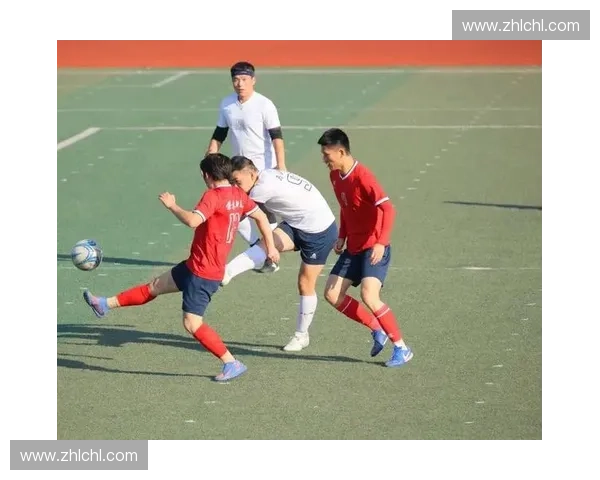 激情四溢的绿茵场上精彩瞬间 足球赛场的激烈对决与运动员的拼搏精神